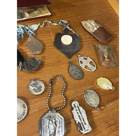 ASSORTED VINTAGE CHRISTIAN MEDALLIONS, CROSSES KEY CHAINS BROCHURES ESTATE - Picture 8 of 12